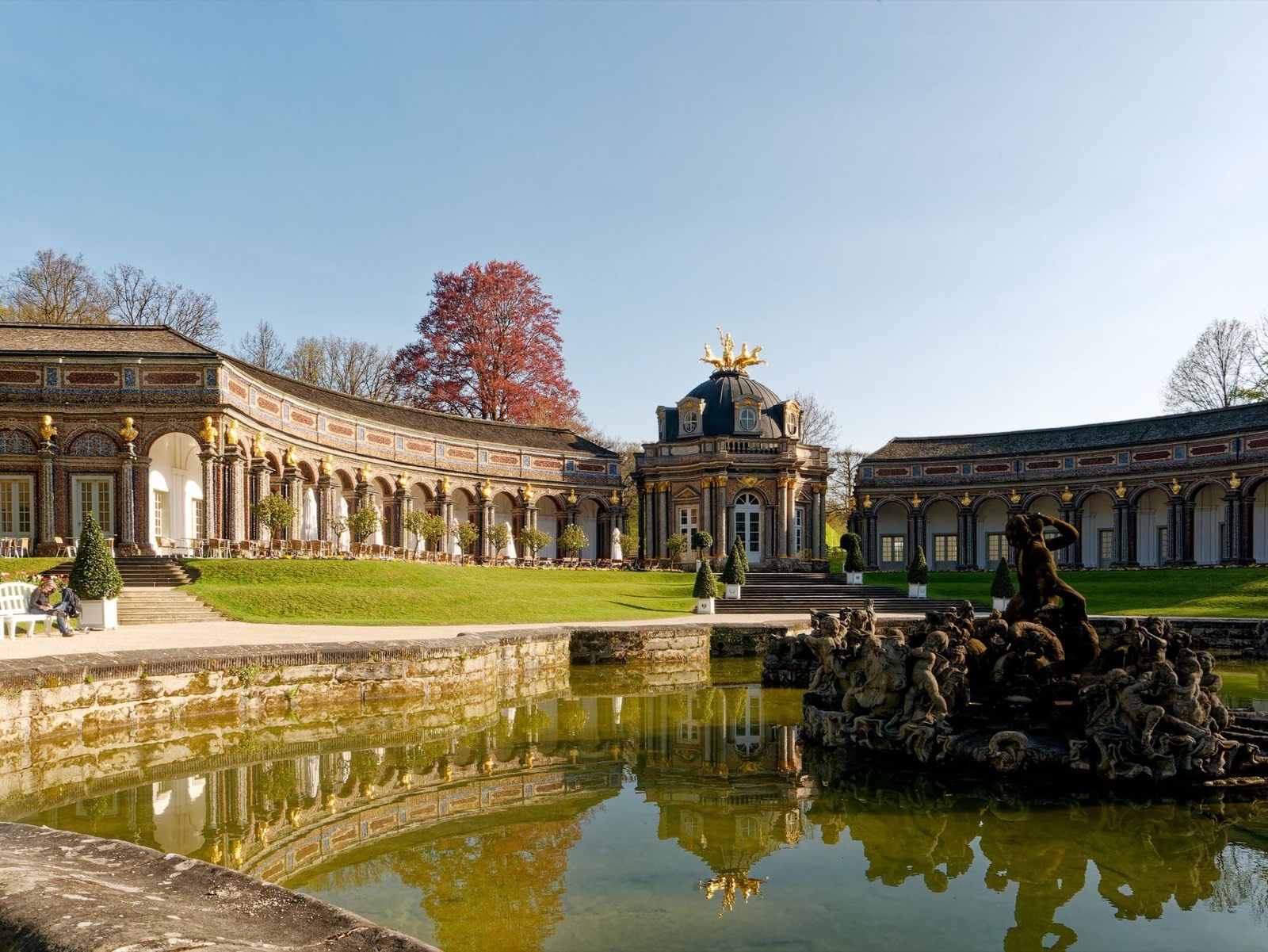 Neues Schloss der Eremitage mit Sonnentempel und Wasserbecken