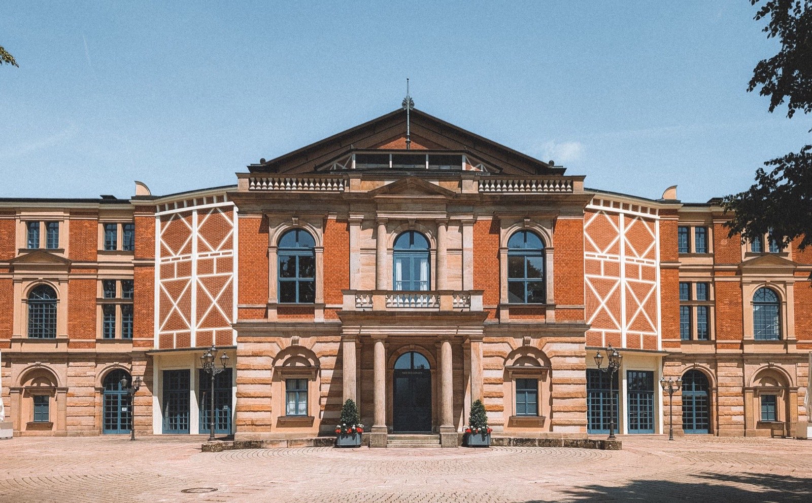 Das Festspielhaus Bayreuth von vorne